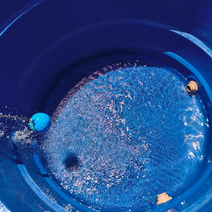 Caixa d'água depois da limpeza, com água transparente
