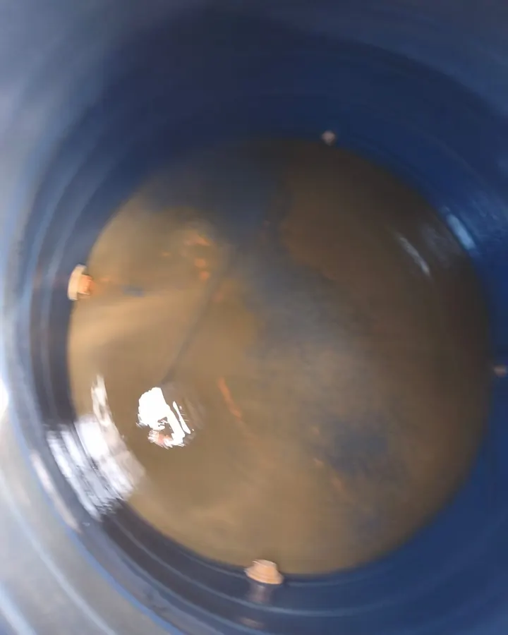 Caixa d'água com água turva e barrenta antes da limpeza