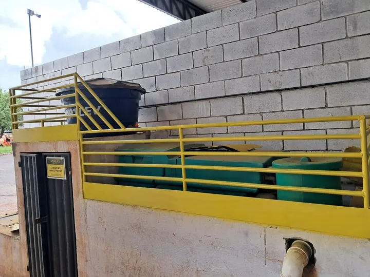 Guarda-corpo pintado de amarelo em rampa de acesso