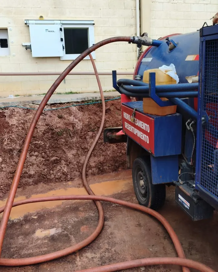 Equipamento de hidrojateamento e mangueiras em serviço