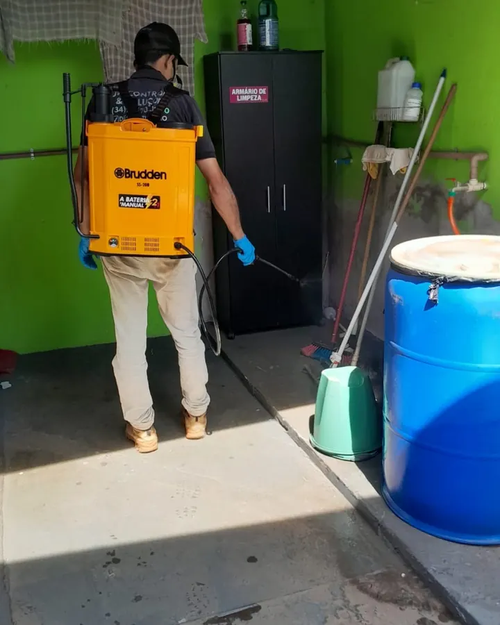 Aplicação de produto contra pragas em área de serviço